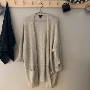  - Lite noppigare än ny, annars inget att anmärka på. Inte sticksig! Skickas mot porto 63:-