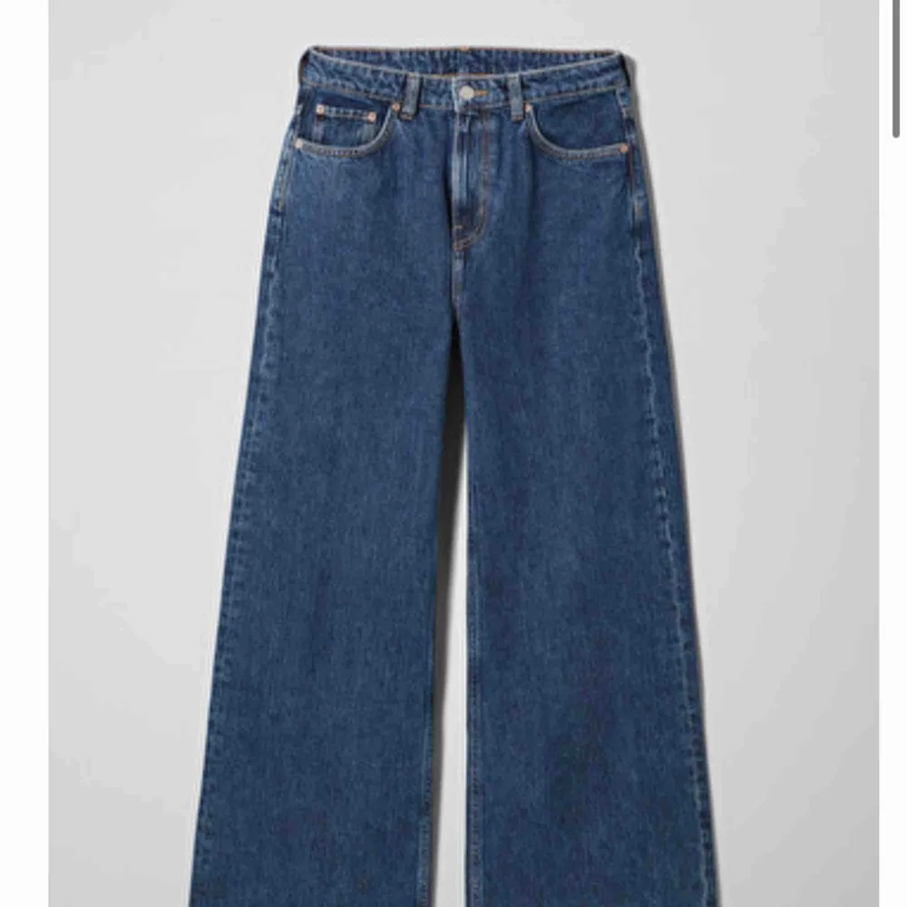 Skiit snygga jeans i modellen ACE från Weekday! Säljer för jag inte har fått någon användning av dom! Bara andvända 2 gr! Så dom är som helt nya!😍😍köptes för 500 kr. Jeans & Byxor.