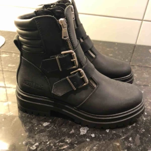  - Säljer ett par sjukt snygga boots från Johnny Bulls. Aldrig använda!! Köpta för 1700kr på Nelly.com