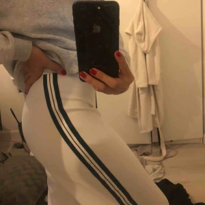  - Ett par fina vita ”kostym”byxor ifrån fina! Använda en gång!