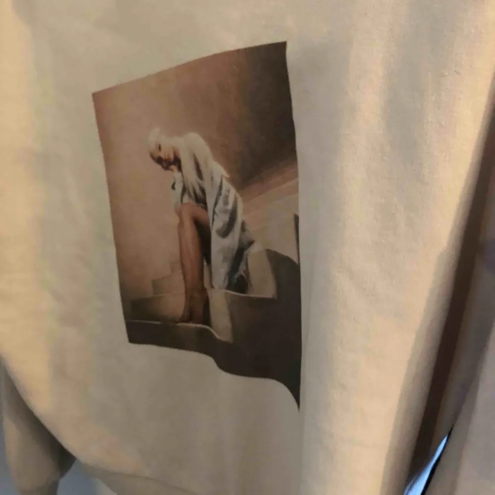 Ariana Grande tröja från Hm Säljs pågrund av att jag inte använder den köparen står för frakten. Hoodies.