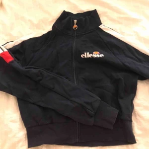  - snygg tröja från ellesse! frakt tillkommer på 79kr (MÖTS EJ UPP!) 💕💕💕