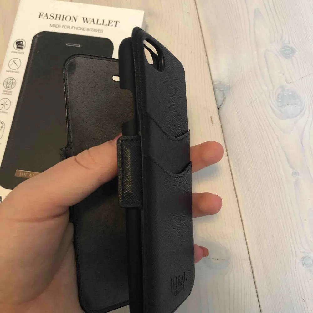 Nypris: 399kr, bra skick. Passar iPhone 6, 6s, 7 & 8. Ideal of sweden skal, allt på bilden medföljer, svart magnetiskt skal, plånbokafodral, box.  Magnet plånboks fodral, fästs med magnetism. Alla ideal off swedens skal går att använda till skalet. Accessoarer.