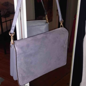  - Jättefin ljusblå mocka väska köpt i augusti för 300 men har aldrig kommit till användning. Kontakta vid intresse🧚🏼‍♀️🧚🏼‍♀️💓