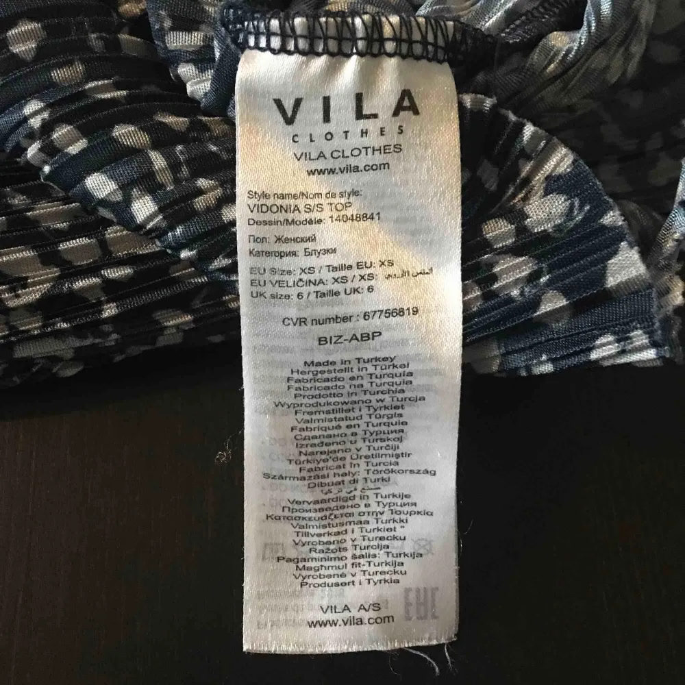 T-shirt från Vila. Struktur i tyget. ”Fläckigt” mönster. . T-shirts.