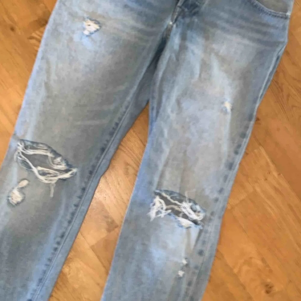 Superfina Levis jeans i nyskick. Säljer pga att dom tyvärr är för små. Köparen står för frakt. Jeans & Byxor.