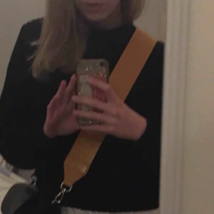 Väskband - Gult väskband från Carin Wester , super smidigt o byta mellan väskor, perfa till hösten!! Sparsamt användt, så nyskick✨✨