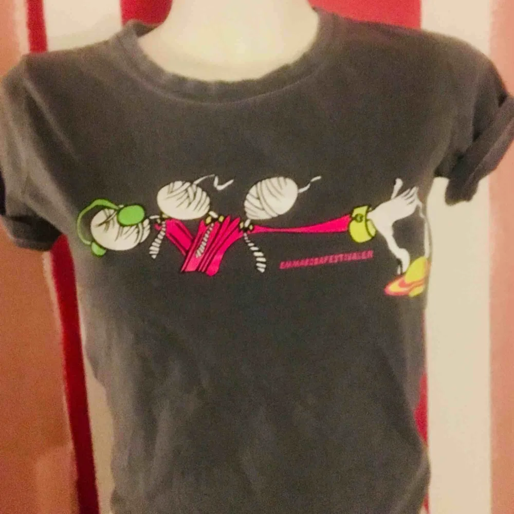 Emmabodafestivalens egen t-shirt. Skönt sliten med neontryck. T-shirts.