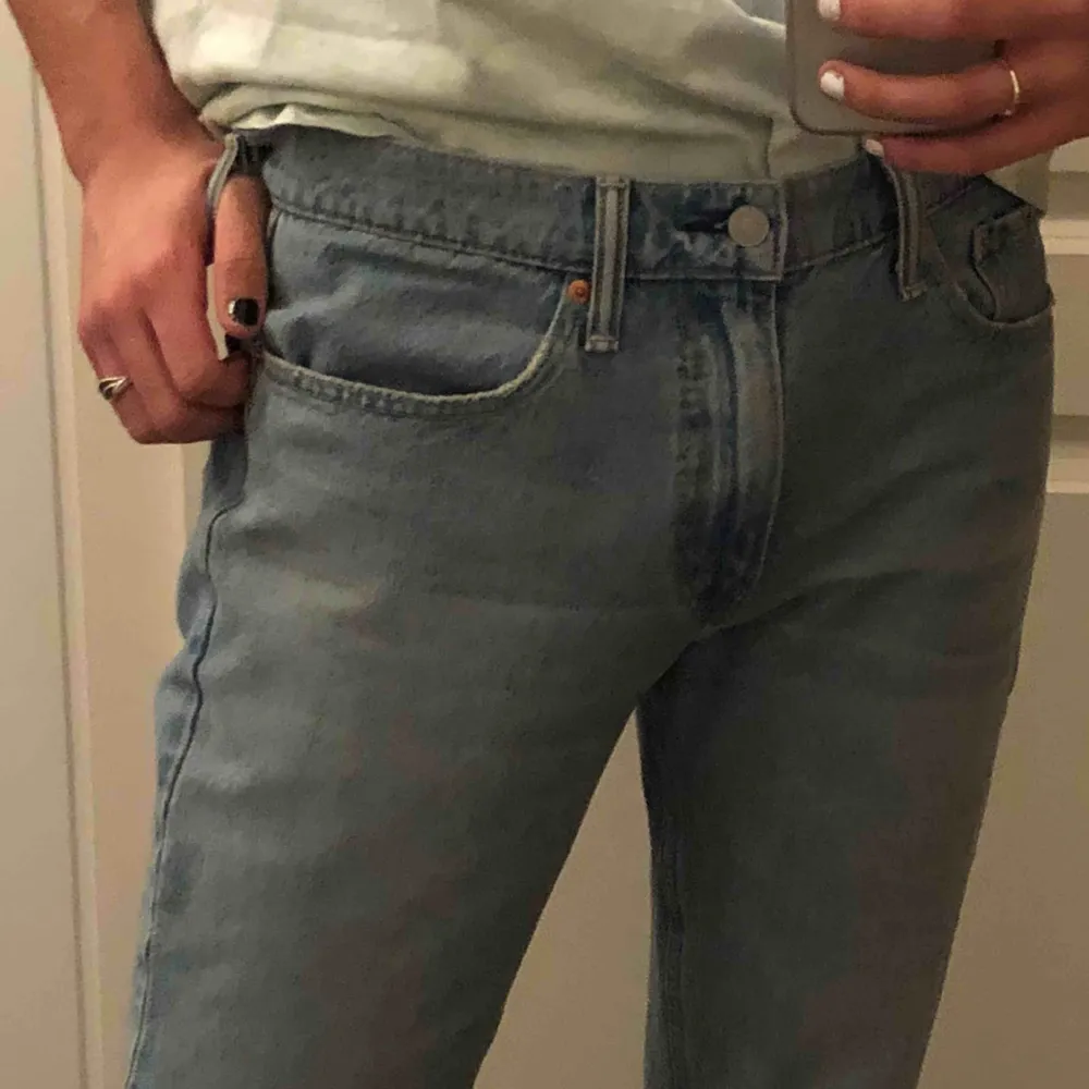 Jätte bekväma och nästintill oanvända Levis Jeans! Storleken är 34/34 men sitter som 32/32 vilket jag brukar bära. Säljer pga för mycket byxor. Köpare står för frakt! 💓. Jeans & Byxor.