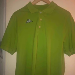  - Ljusgrön kappa polo.