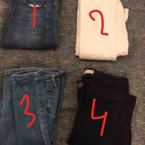  - 1. Dr denim jeans blåa modell: LEXY 043 storlek xs. 2. Dr denim jeans vita modell:LEXY WHITE 199 3. SÅLD 4. SÅLD