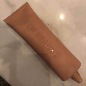  - Oöppnad bodyShimmer från KKW Beauty från Kim Kardashian. Färg: Gold, kolla KKW Beautys hemsida för att se färgen 