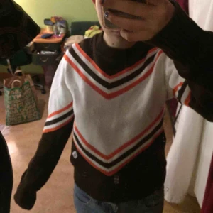  - Snygg äkta cheerleading tröja från USA. Lite små sliten men det tillhör charmen. Den är i stickat material och perfekt till höst och vinter!