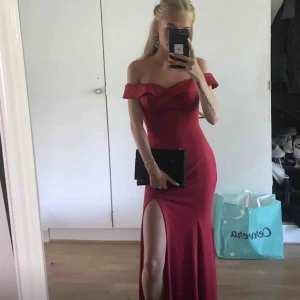  - säljer min balklänning som jag köpte av en tjej på shpock detta år så den är endast använd 2 gånger  super snygg och är o storlek 32 men passar även 34 som ny, finns inga trasigheter osv. nypris 1300 kan mötas upp i Örebro annars står köparen för frakten