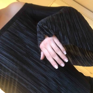  - Plisserad offshoulder topp från Nelly