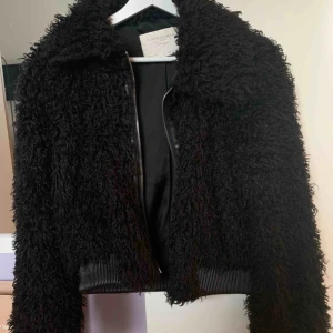Zara jacka - Svinsnygg jacka från Zara, tror jag köpte den för typ 8-900 eller nått. Jättefint skick, skriv för mer bilder!