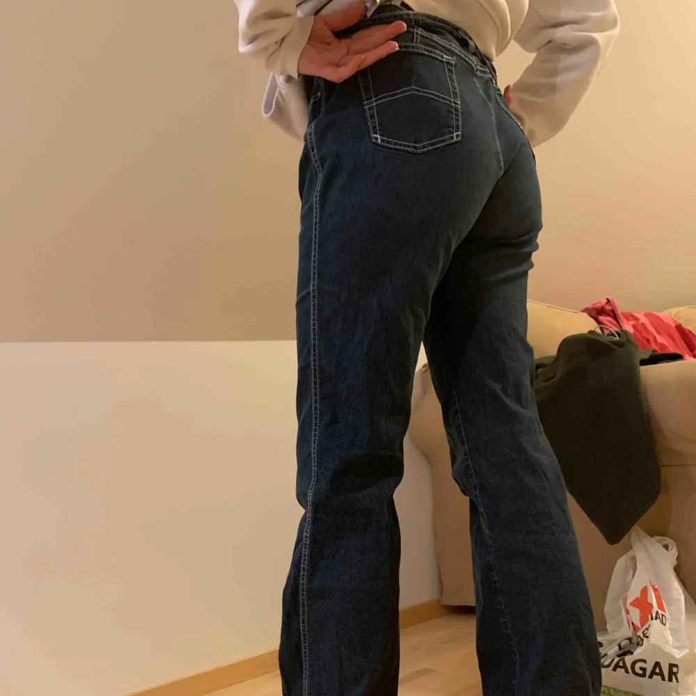 Ett par jeans från Armani, det står 32 som storlek men passar som en 27/28. Hittat liknade jeans på deras sida för 4000-6000kr men just dessa säljs inte längre . Jeans & Byxor.
