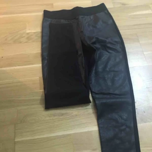  - Svarta skinn jeaggings oanvända 