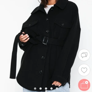  - Den populära snygga Nelly belted schacket! Helt slutsåld i denna storlek och de flesta andra!!! Storlek 34, snyggt oversize💞 alla tags är kvar, helt oanvänd och precis öppnad ur kartongen då jag beställde fel storlek, köpte för 699 kr. Tar bud!
