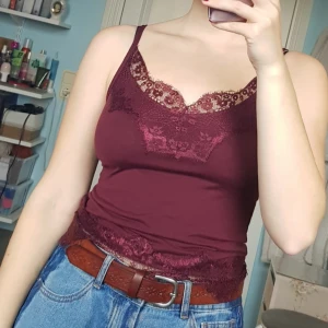  - Tight vinrött linne med smala axelband och spets i urringning samt nederkanten