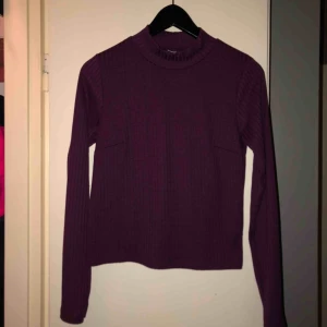  - Turtleneck tröja från Ginatricot i lila. En tajt modell, bra skick och är knappt använd. Köparen står för frakten