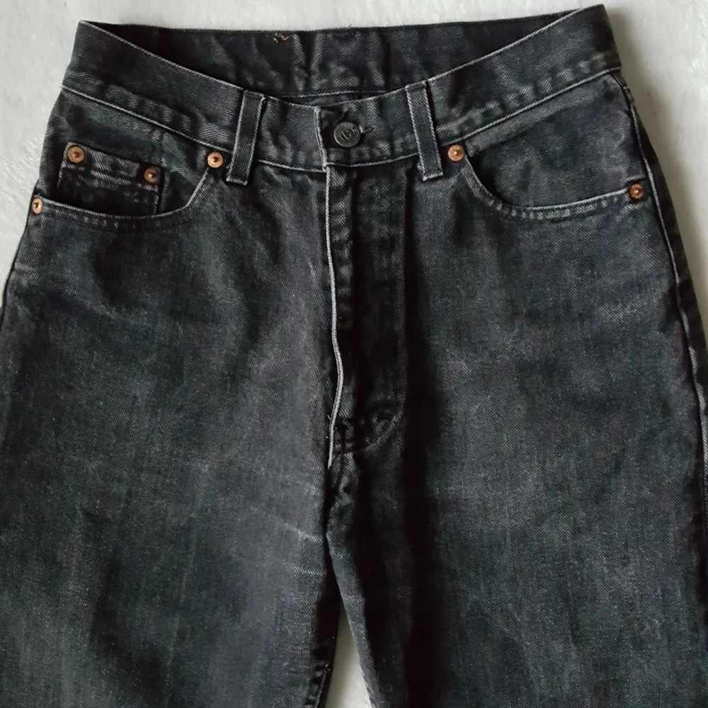 Vintage svarta mom jeans, avklippta nedtill. Storlek w29 men tycker de känns lite mindre, mer som ca 27/28.. Övrigt.