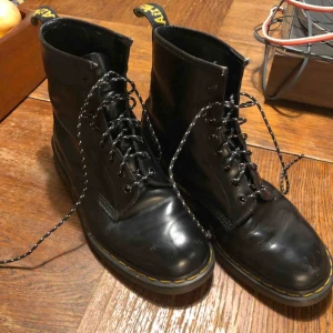  - Trevligt skick. Storlek 43, kan hämtas i Uppsala eller skickas mot fraktkostnad 