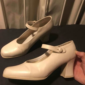  - Säljer mina väldigt fina Rossini klackar då de inte kommer till användning. De är vintage och köpta second hand, finns inte att få tag i. Har några defekter där bak som fanns där när jag köpte skorna.