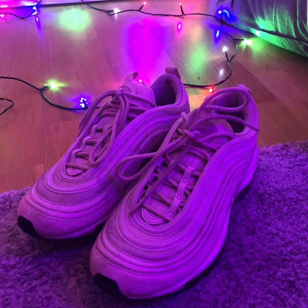 Airmax 97, storlek 40 men passar 39. Köparen står för frakt, Annars möter jag upp i sthlm 💕. Skor.