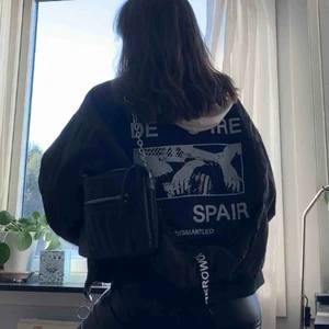  - Oanvänd tunn brungrå bomberjacka med skit snyggt tryck i bak! Köpt för 350kr! Swish och post❤️