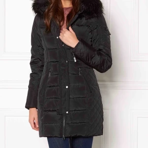  - Jätte fin vinterjacka från roco baroco med svart fusk päls. Endast använd en halv vinter och är i nytt skick. Sälj pga att jag har en ny vinterjacka och ej har användning för denna. ❗️pris kan diskuteras❗️