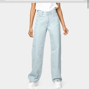  - säljer dessa snygga jeans från junkyard. Dem är klippta nertill och ena knät. Finns en svart liten fläck men inget man reflekterar över Passar xs eller en mindre S. Frakten är inräknad i priset. 