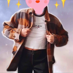  - Aaasmysig fodrad, tjock, flannelig jacka från Weekday herr, strl S. Ganska använd men i fint skick! 100 spänn så ären din! 