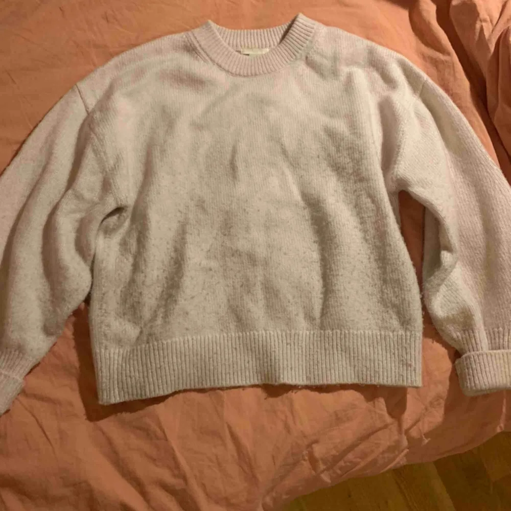 Väldigt snygg stickad tröja som har blivit för liten för mig. Några nopprar som oftast inte märks när man har den på sig. Färgen är ljusrosa och i mycket fint skick.. Stickat.
