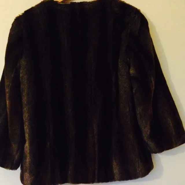Fake fur jacket 
Brand new. Only wear once 
Brand: penny black 
Satin lining 
Loose cut 
Invisible buttons 
Very nice
❤️. Klänningar.