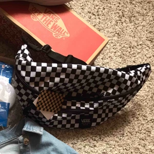  - Vans checkerd magväska jätte fin har dog inte hittat användning säljer därför vidare nypris 349kr kan gå ner lite i pris frakt tillkommer 