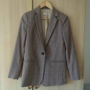  - Rutig kavaj från Mango. Använd men i mycket gott skick. 