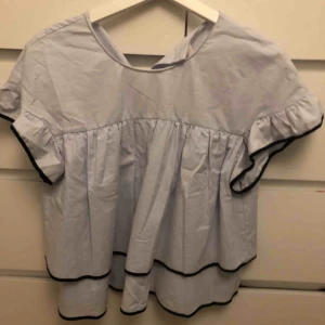  - Super fin blus från Zara Frakt står köparen för 