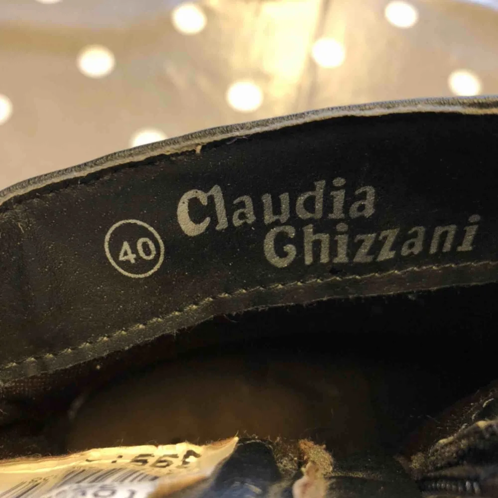 svarta skor från Claudia chizzani! Skickas ej, köpta för 399kr säljer för 100kr. Skor.