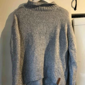  - En stickad långarmad, aldrig använd, bra skick, skickas ej💗