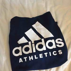 Adidas tröja i fint skick 🥰 Loggan är på ryggen. Har dragkedja 