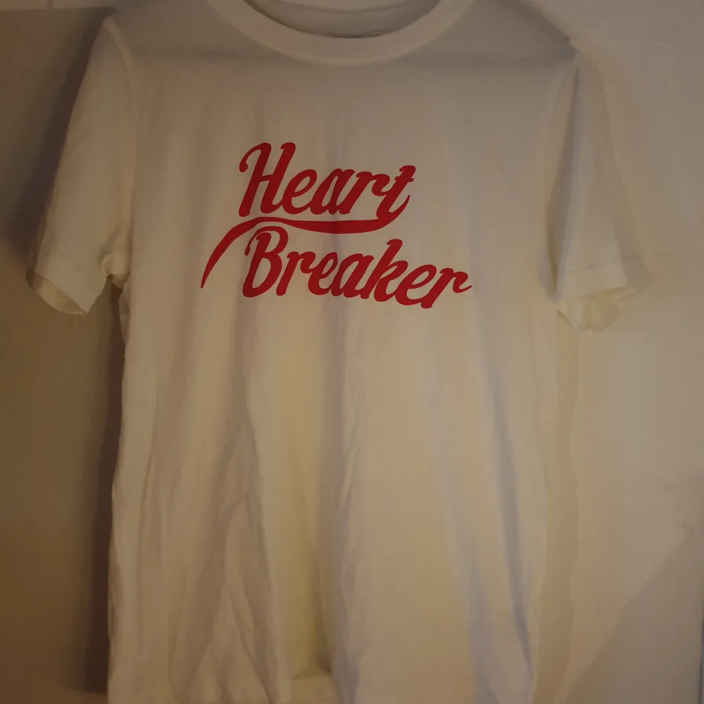 Vit t-shirt, med texten heart breaker, storlek S. Möts upp i Borås eller fraktas för 36:- . T-shirts.