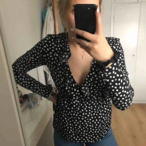  - Vit prickig blus från Vero Moda, i mycket bra kvalitet, använd några gånger! 