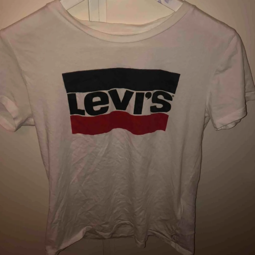 Vit Levi’s-t-shirt. Står att det är XS men den sitter som M. säljer pga använder aldrig. . T-shirts.
