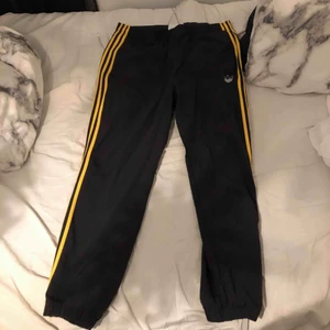  - Säljer ett par jätte snygga fritids byxor från adidas köpta på Urban outfitters, nyskick, köparen står för frakt 