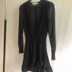  - Michael Kors klänning i strl XS, använd en gång. Jättebra skick, sjukt snygg på. Köpare står får frakt 68kr.