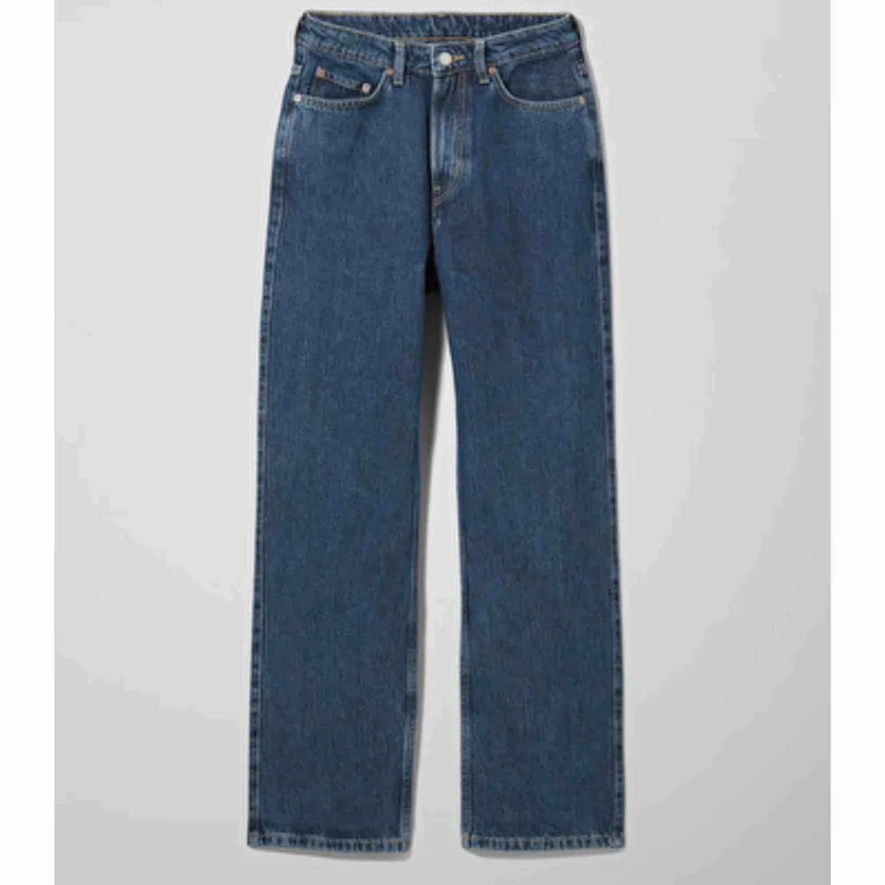 Raka mörkblåa jeans från weekday i modellen Rowe. Använda ett par gånger. Men de som nya! Säljer för att de blivit för små för mig. Det är en storlek 28/30 men skulle säga att de passar en 27. . Jeans & Byxor.