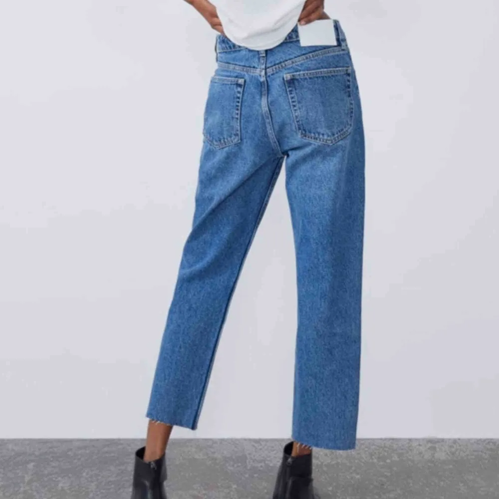 FETT coola raka jeans från Zara. 🥵💕Tycker dem är riktigt snygga, men tyvärr i fel storlek för mig. Endast använda en gång, och de är fortfarande i nyskick. Kan mötas upp och frakta. (Köparen står för frakten och jag står inte för postens slarv. ). Jeans & Byxor.
