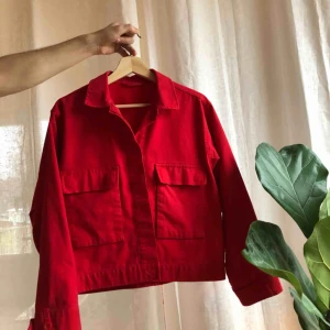  - superfin samsøe samsøe jacka! kanske den snyggaste röda nyansen någonsin? passar perfekt som ”kavaj” nu under hösten/vintern och på sommaren som en tunn jacka. 🚨  skickas för 63 kr eller möts upp på söder/östermalm :—) 