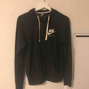  - Nike hoodie. Nypris ca 500/600kr, väldigt fint skick!! Nästan aldrig använd. Jag står inte för frakt priset☺️